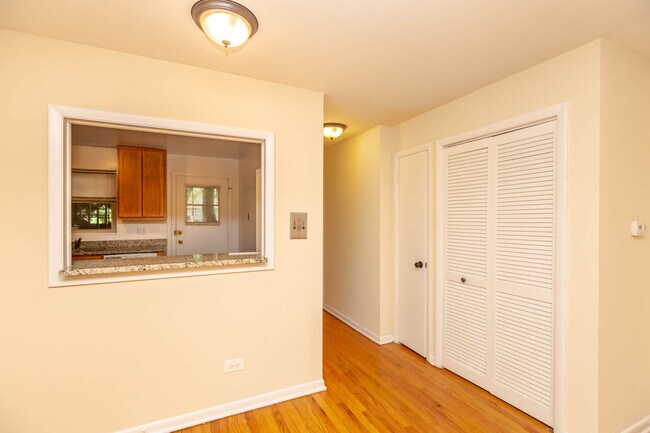 Building Photo - Spacious 3 BR/2 bath Rogers Park unit, Wat...