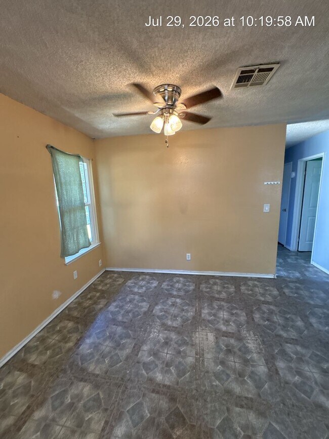 Building Photo - North Side Visalia Home!!