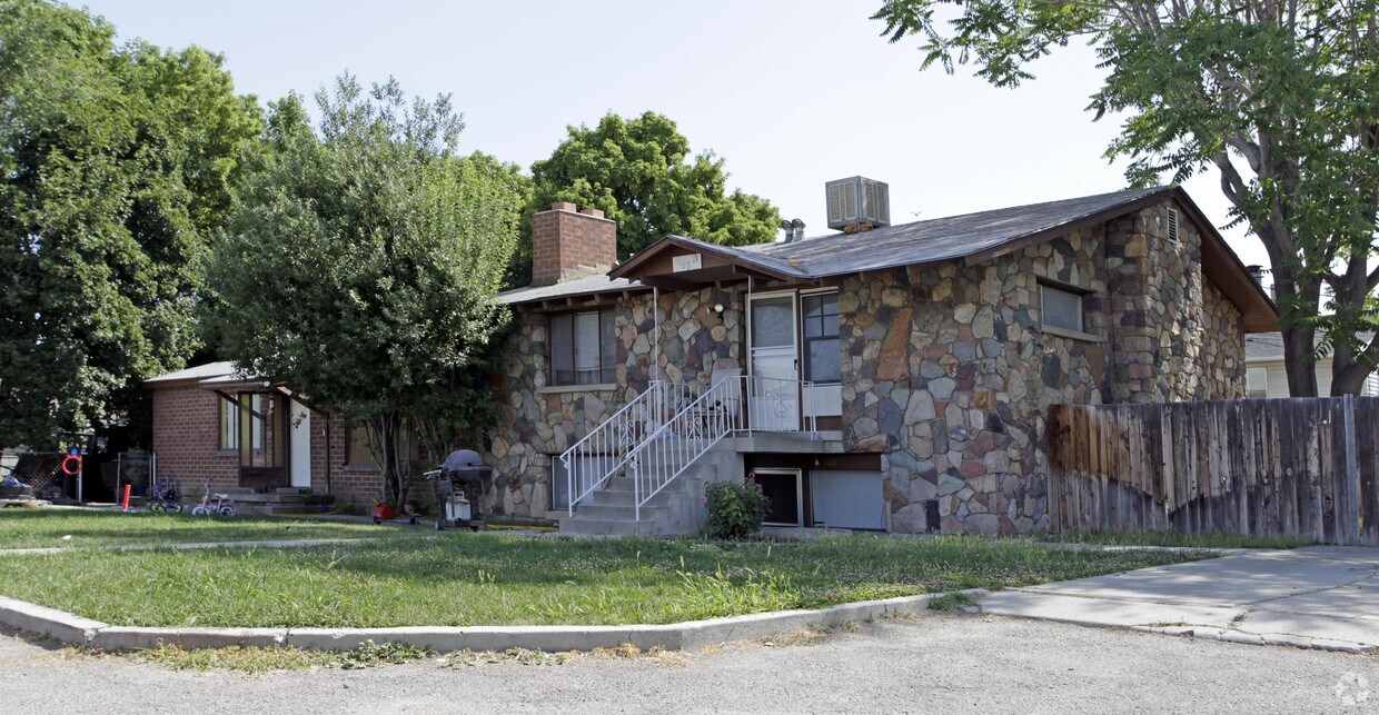 Primary Photo - 444-448 E Penney Ave