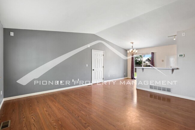 Building Photo - Spacious Home with Large Fenced Backyard a...