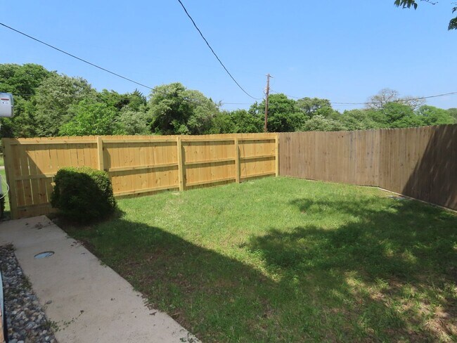 Building Photo - Lawn Care Included! Lovely 3 Bedroom, 2 Ba...