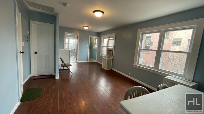 Building Photo - NEWLY RENOVATED VERY LARGE  AND BRIGHT 2  ...
