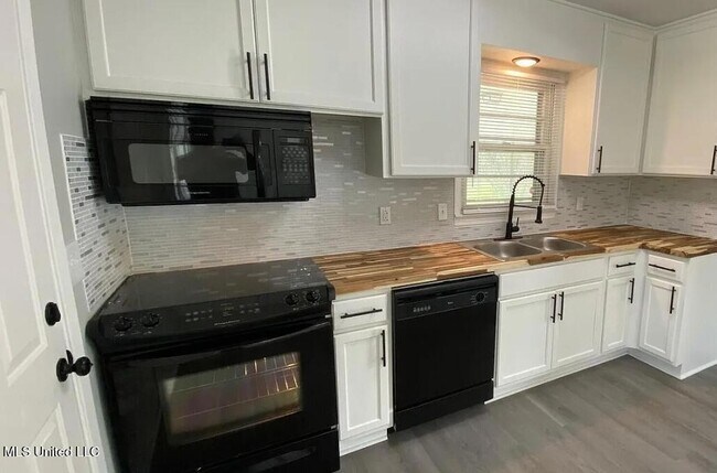 Foto del edificio - 160 Wildwood Cir