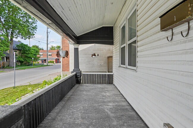 Photo du bâtiment - Cute 2 bedroom detached in up and coming SOHO – $1,999/Month + Utilities | Available July 1st