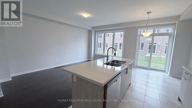 Photo du bâtiment - 16 Harvey Bunker Cres