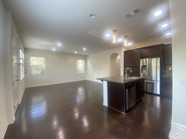 Building Photo - Move-in Ready Townhome in Parklike Community