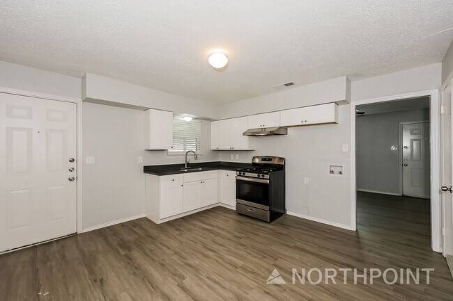 Foto del edificio - 2 BR/1BA | Newly Renovated Single Family Home | 1-Car Covered Parking | Gated backyard