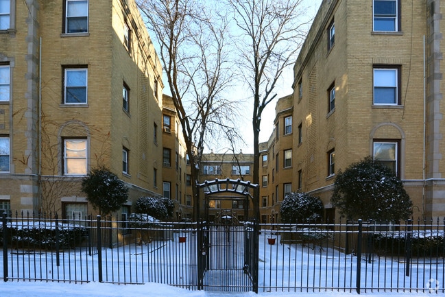 Building Photo - 7369-7379 N Damen Ave