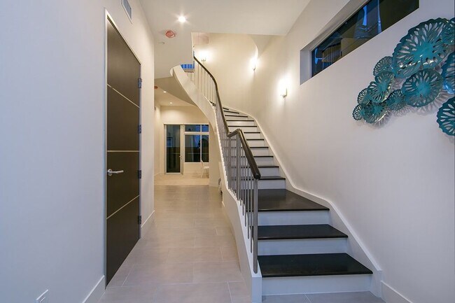 Entrada - 221 Cosmopolitan Ct