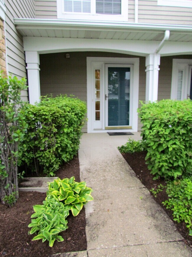 Building Photo - 1560 E Chivalry Ct