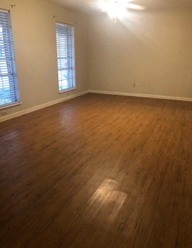 Foto del edificio - 409 Live Oak Dr