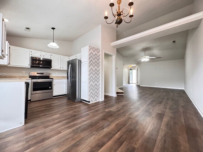 Foto del edificio - 2BR 2BA One Level Townhome with Garage