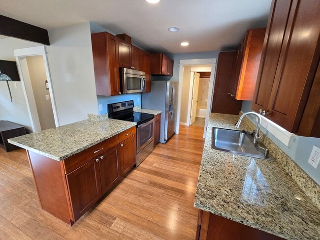 Building Photo - Shoreline CUTE 3 bedroom Rambler with AC &...