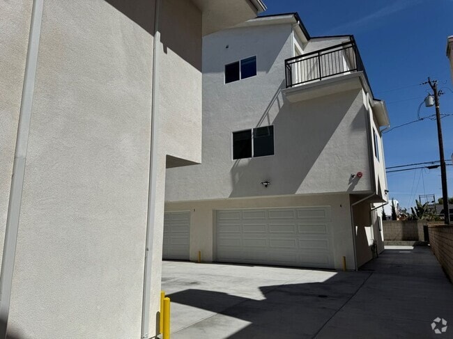 Building Photo - 11602 Valley View Ave