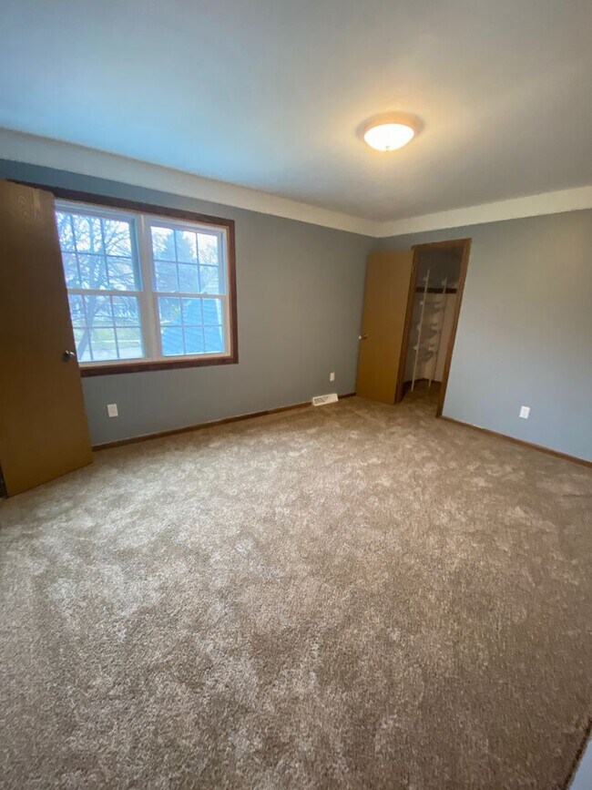 Building Photo - 2 Bedroom Single Family