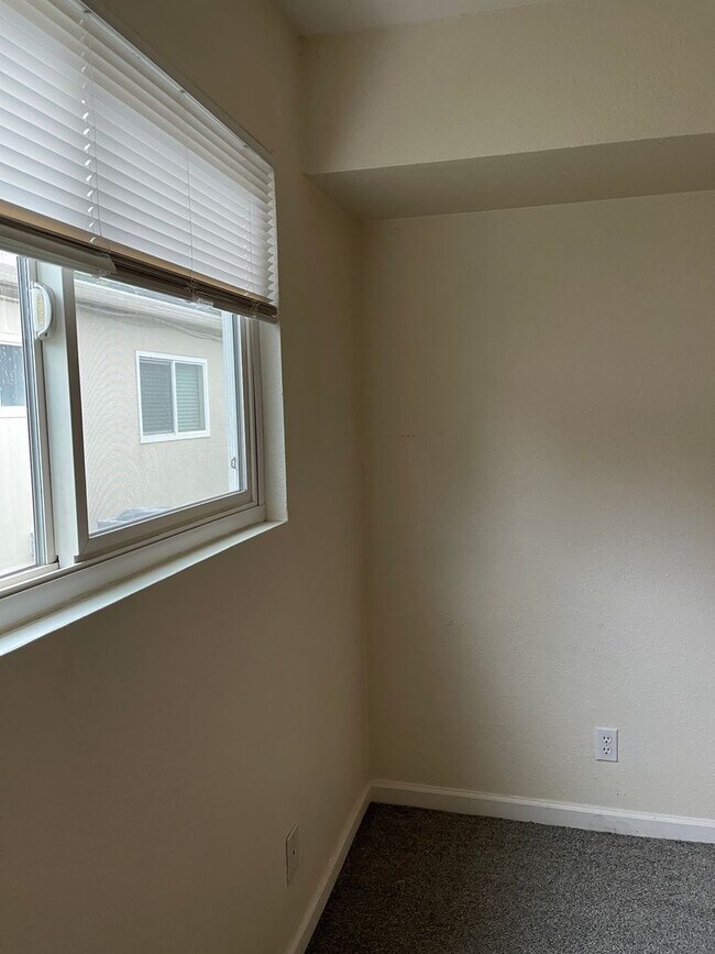 Foto del edificio - Chico 2 bed, one bath Duplex Private courtyard, Pool and Shared Laundry