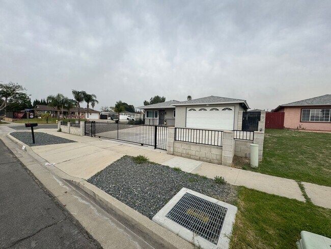 Building Photo - 428 E Montrose St