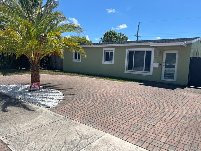 Building Photo - 1400 N 70th Way