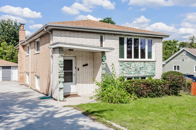 Foto del edificio - 7840 Cronin Ave