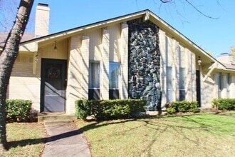 Building Photo - 2213 Vanderbilt Ct