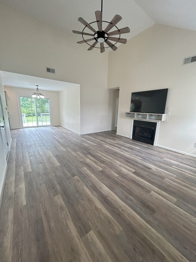 Building Photo - 312 S Tree Ct