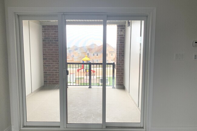 Building Photo - 10 Oakmore Ln