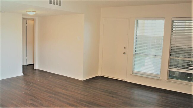 Foto del edificio - 12822 Midway Rd