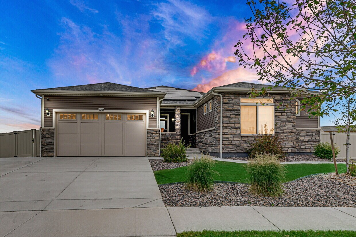 Foto principal - $4,795.00, 5 bed, 3.5 bath located in Denver.