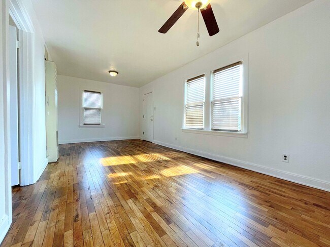 Foto del edificio - 1 bedroom house with fenced in yard