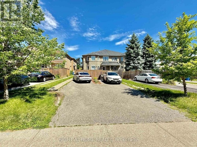 Building Photo - 569 Walpole Crescent