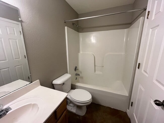 Building Photo - Renovated 2 Bedroom 2 Bath Duplex for Rent!!