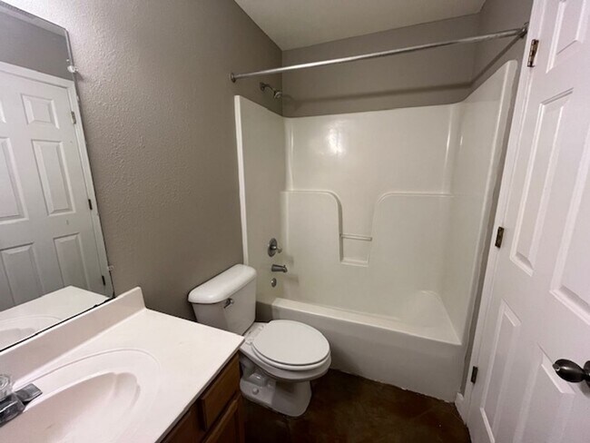 Foto del edificio - Renovated 2 Bedroom 2 Bath Duplex for Rent!!