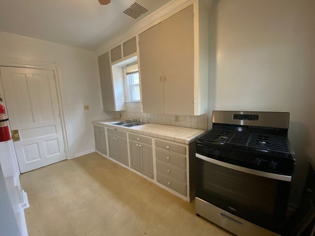 Building Photo - 828 Gibson