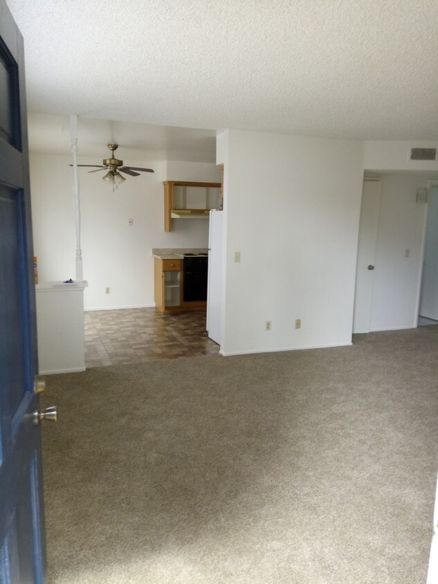 Primary Photo - 3235 N Fowler Ave