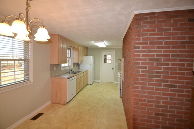 Building Photo - Super cute and updated brick ranch for ren...