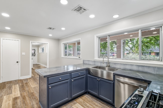 Foto del edificio - 2310 Whitney Dr