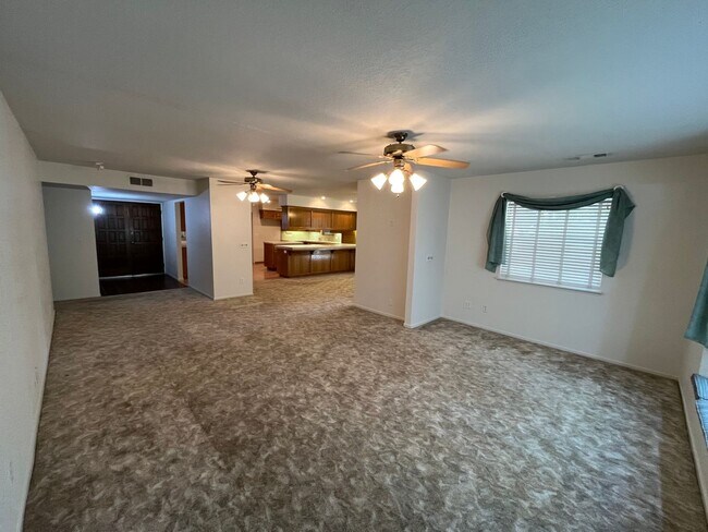 Building Photo - SW Visalia home available now!