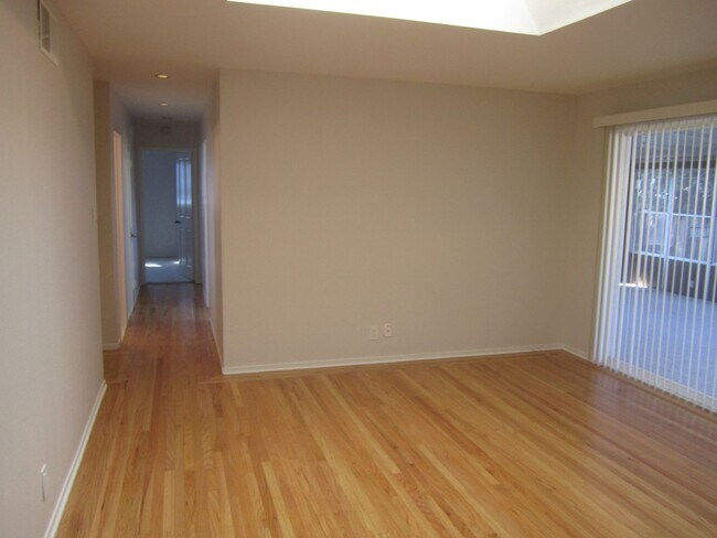 Building Photo - SPACIOUS 3BED, 2 BATH IN EXCELLENT SANTA C...