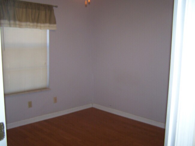 Foto del edificio - 2 Bath townhouse with hardwood floors and ...