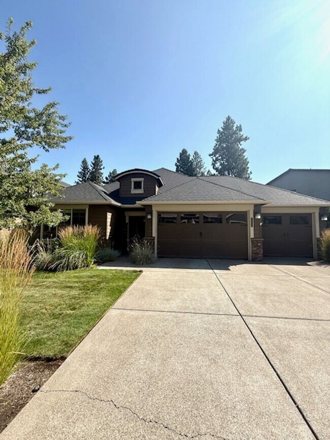 Building Photo - 60354 Hedgewood Ln
