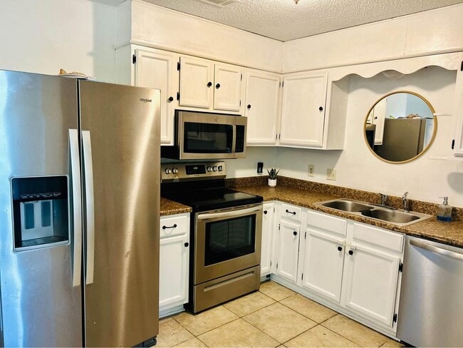 Building Photo - 7812 Oak Forest Dr