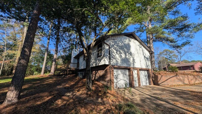 Foto del edificio - Totally Renovated and Spacious with Huge Basement and Yard