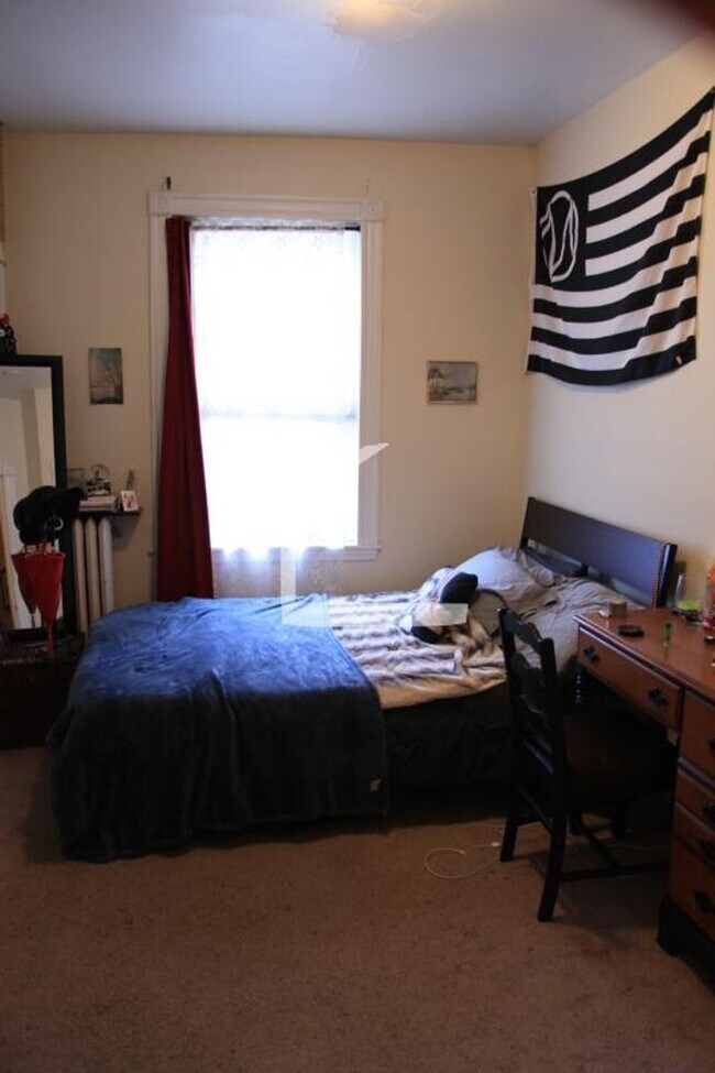 Building Photo - Charming 3 Bedroom-No Broker Fee