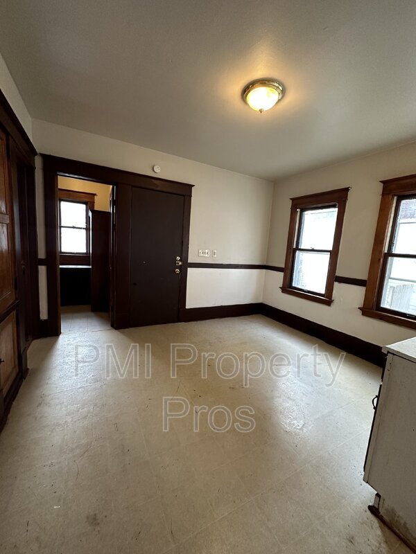 Building Photo - 2566 N 41st St