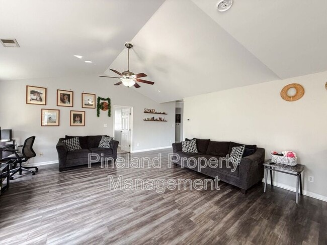 Building Photo - 1445 Kershaw Loop