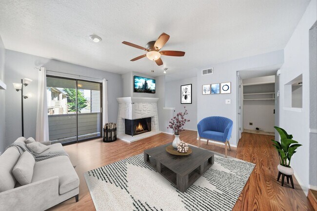 Foto del edificio - Move-in ready 2-bed, 2-bath condo in the desirable Shadow Mountain community!