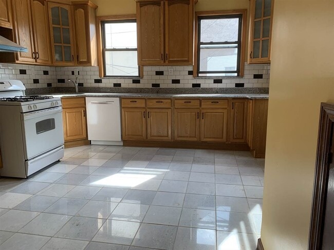 Foto del edificio - 651 Newark Ave