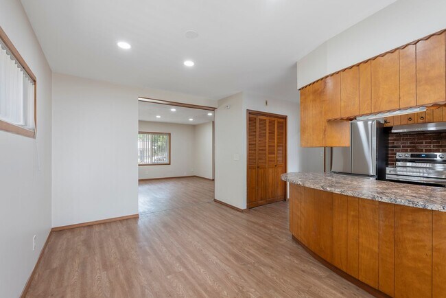 Foto del edificio - Charming 3-Bedroom Home with Modern Amenities