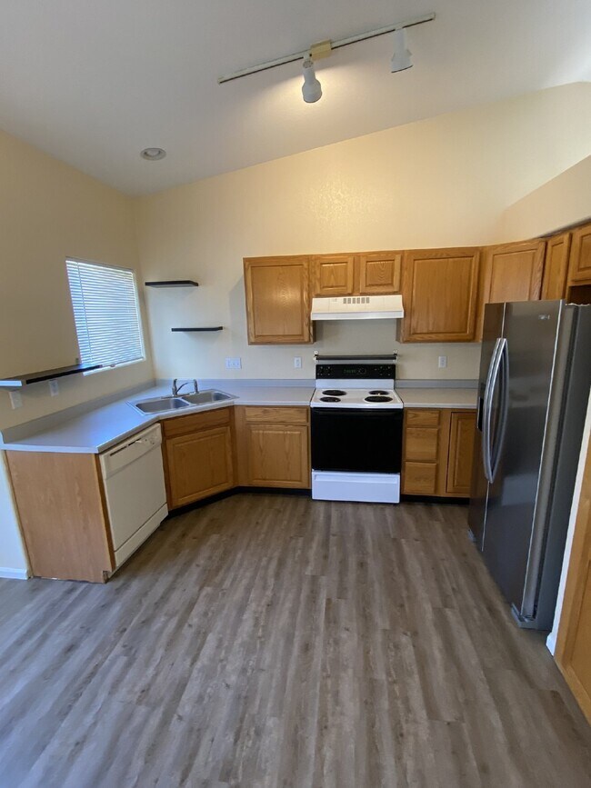 Building Photo - DON'T MISS!! 3BD/2BA Single Family Home in Parker, Water & Mowing Included!!!!