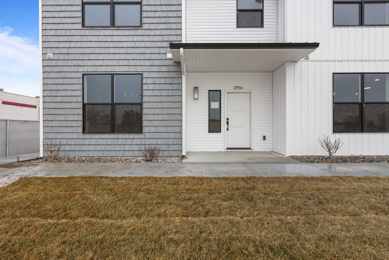 Primary Photo - Stunning End unit 3 bed 2.5 Bath Townhom i...